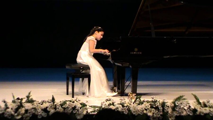  Başarı serüveni 2010 yılında başladı
Müzik yeteneği anaokulu öğretmeni tarafından yönlendirilen müzik eğitimi uzmanları tarafından keşfedilen Elif Işıl, 2010 yılında piyanoda yarı zamanlı konservatuar eğitimine başladı ve Gökçe Göktepe'nin öğrencisi oldu. Uluslararası Genç Yetenekler Müzik Festivali, 23 Nisan Çocuk Şenlikleri, İstanbul Pera Piyano Festivali, Uluslararası Çocuk Zirvesi, 2'nci Geleneksel Önder Altıntaş Piyano ve Dizeleri Günleri, Uluslararası Antalya Piyano Festivali, Akdeniz Üniversitesi 4'üncü Bilim ve Sanat Festivali Açılış Konseri gibi çok sayıda konserin yanı sıra Antalya Devlet Senfoni Orkestrası'nda da resitallerde yer aldı.