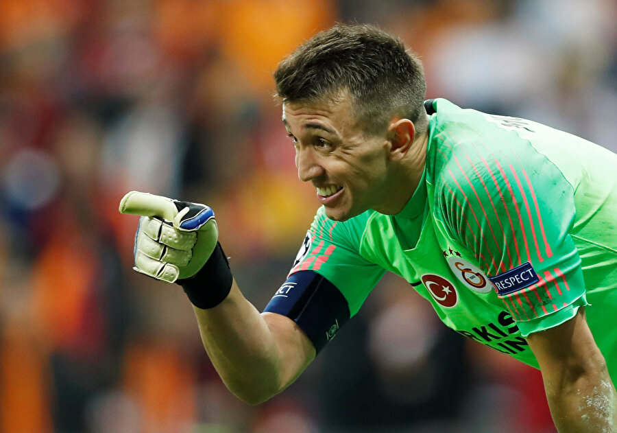 Fernando Muslera baraj kuran takım arkadaşlarını uyarıyor.