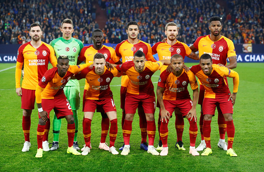 Galatasaray, Schalke 04 maçı öncesinde takım fotoğrafı çektiyor.