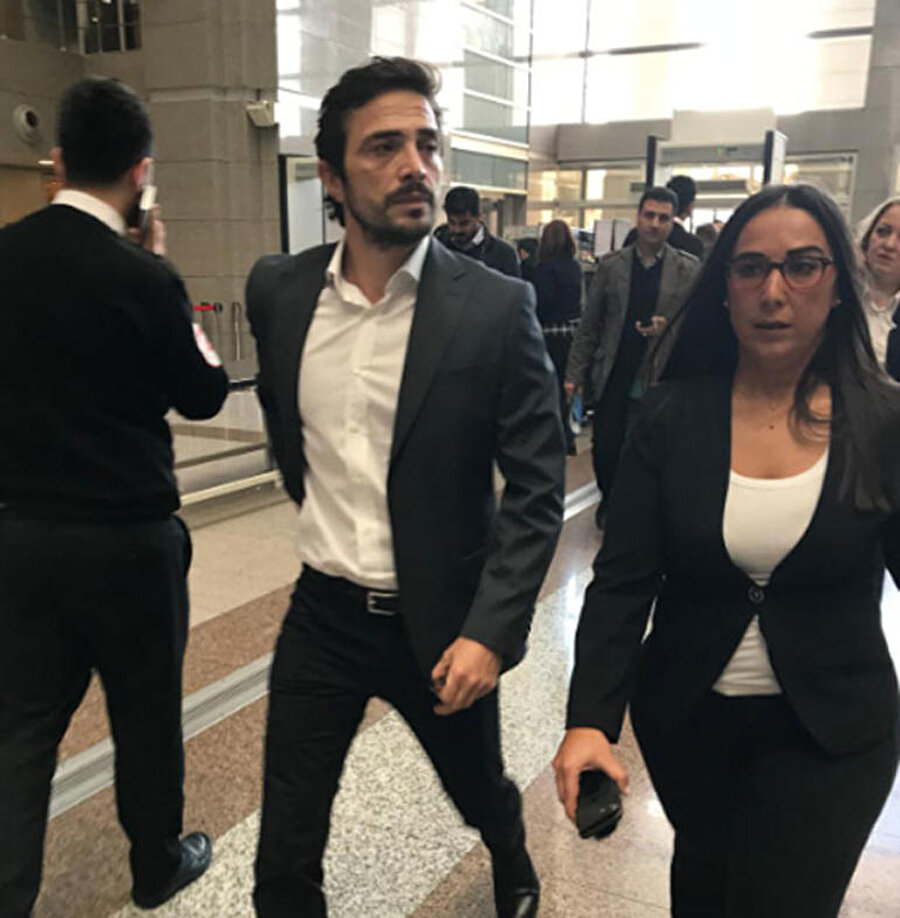 Adliyeye avukat girişinden alındı
Oyuncu Ahmet Kural, şarkıcı Sıla Gençoğlu ile hakkında çıkan iddialarla ilgili olarak savcılığa ifade vermek üzere İstanbul Adliyesi'ne gitti. Kural'ın, adliyeye üst aranması yapılmadan Avukat girişinden alındığı iddia edildi.