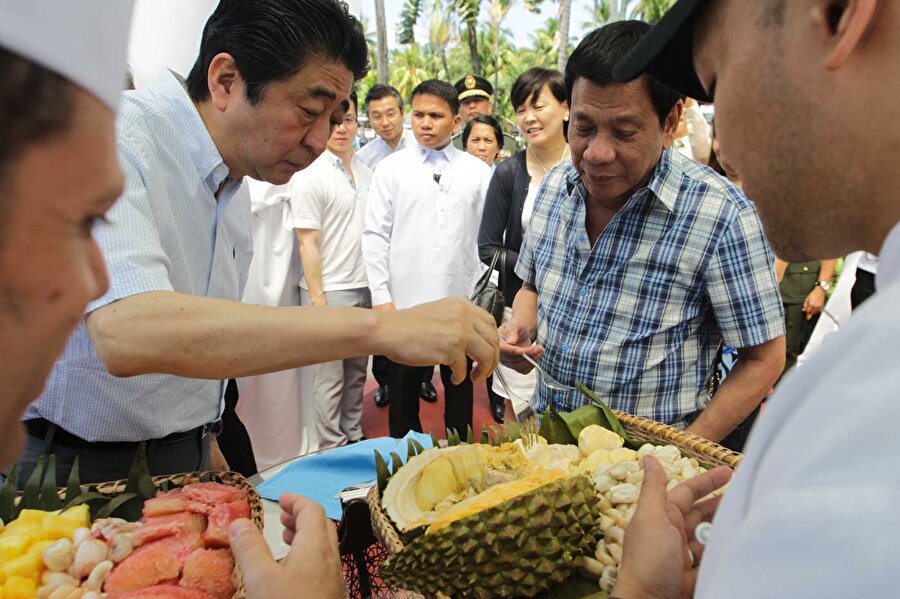 Arşiv- Japonya Başbakanı Abe ve Filipinler Devlet Başkanı Duterte Duryan’ın tadına bakıyor.