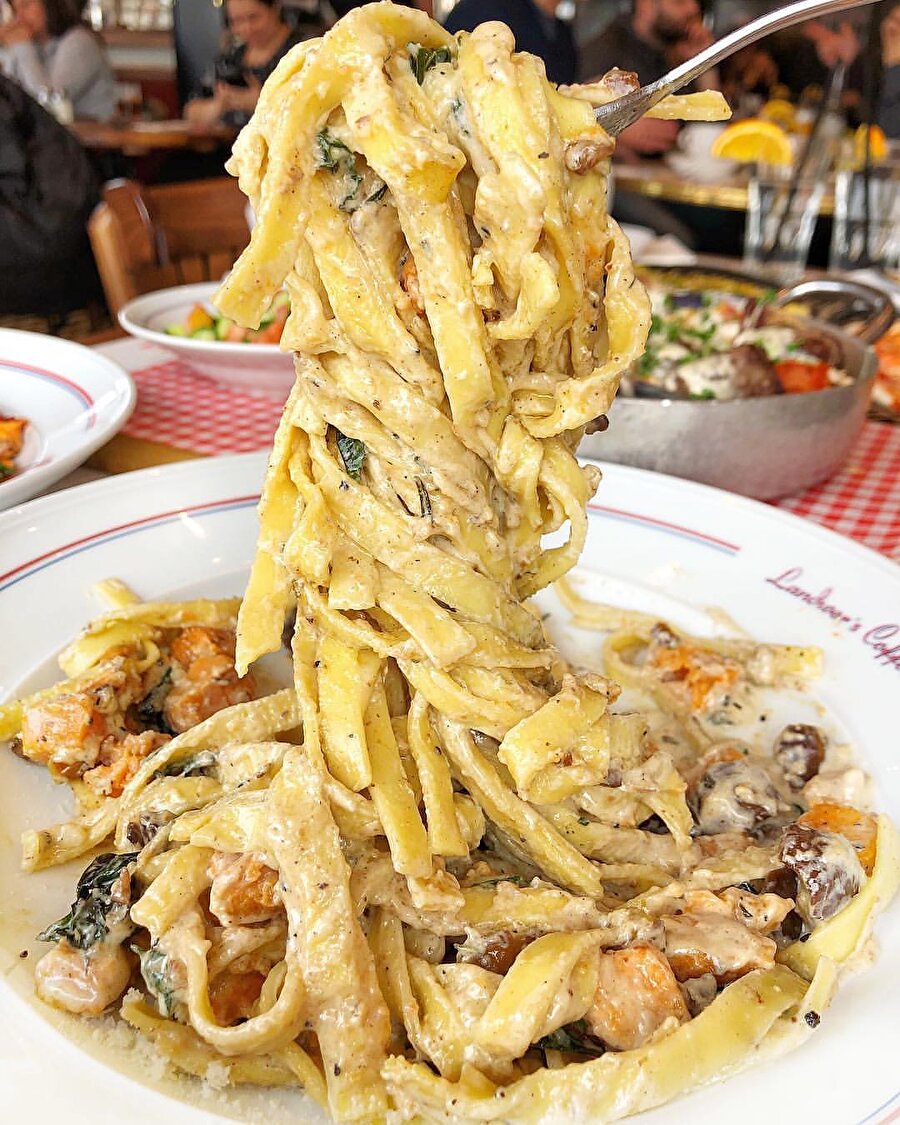 Fettucine Alfredo'nun cazibesine bakın İtalyanlar bu işi biliyor