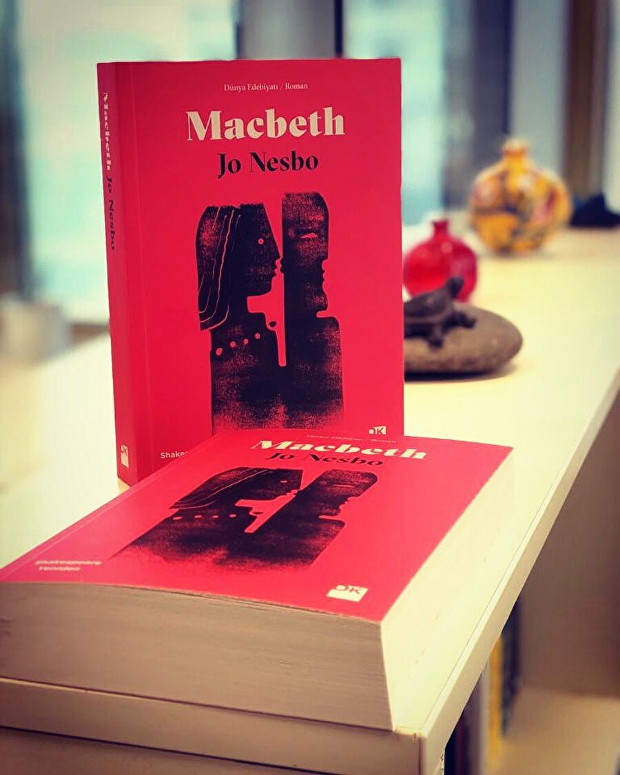10) Machbeth - Jo Nesbo

                                    
                                    
                                    “Duff elini gözlerine siper etti. Göz kamaştıran ışığın arkasında bir kahkaha patladı ve iri bir adamın gölgesi rıhtıma vurdu. Kahkahasından belliydi. Bu Macbeth’ti. Elbette Macbeth’ti.” Türkiye’de Doğan Kitap’ın çıkardığı “Shakespeare Yeniden” serisinde bu sefer ünlü eser Macbeth’i Norveçli Polisiye yazarı Jo Nesbo yorumluyor. 1970 yılında, distopik bir kentte geçen kitaba depresif bir hava hakim. Ancak gerilimi, aksiyonu, heyecanı da bol bir kitap. Yan hikayelere yer vererek karakterlerin geçmişlerini tamamen açığa çıkarıyor.
                                
                                
                                