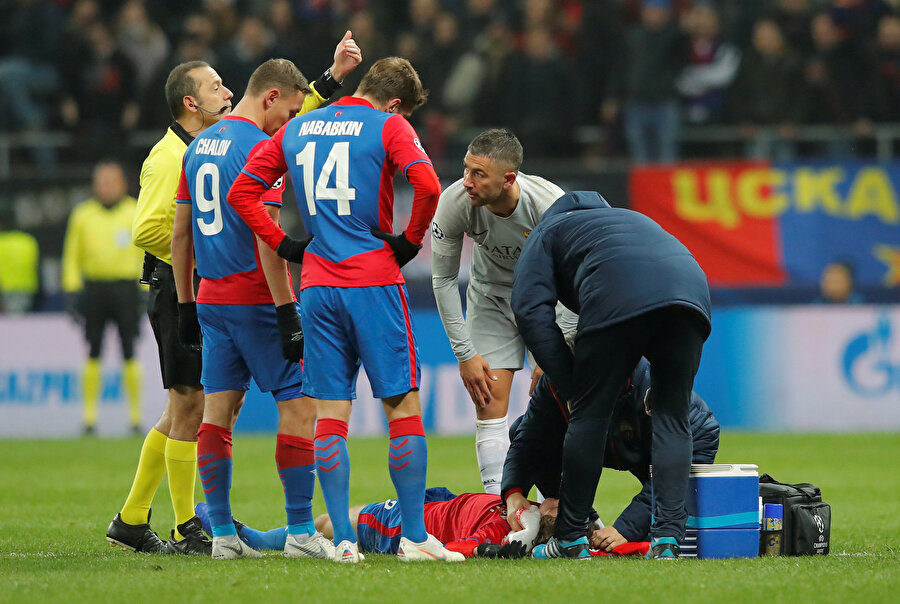 Bir süre yerde hareketsiz kalan Mario Fernandes'in ilk kontrolleri yapılıyor.
