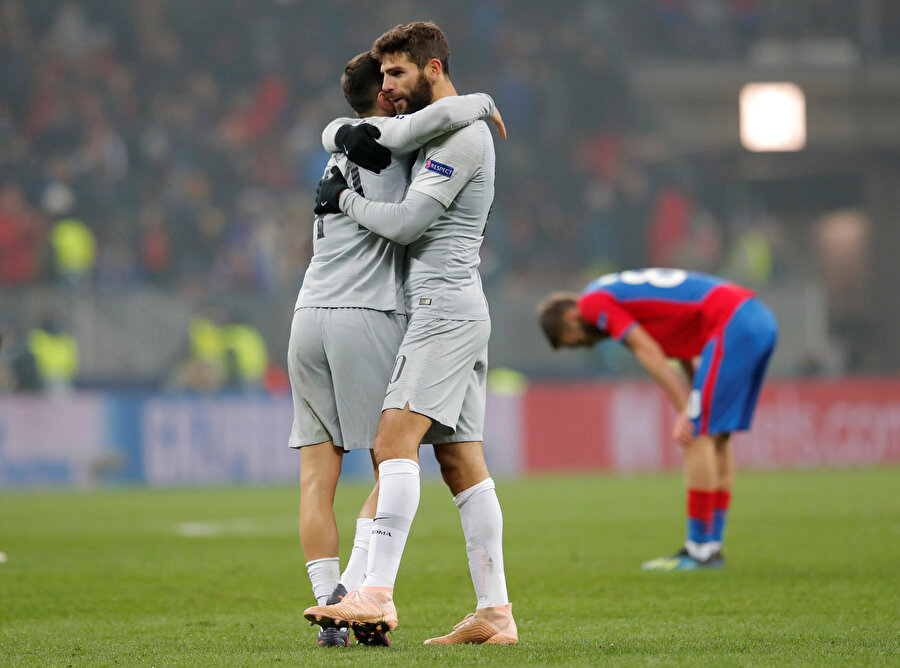 Roma'da Kostas Manolas ve Federico Fazio galibiyetin mutluluğunu paylaşıyor.
