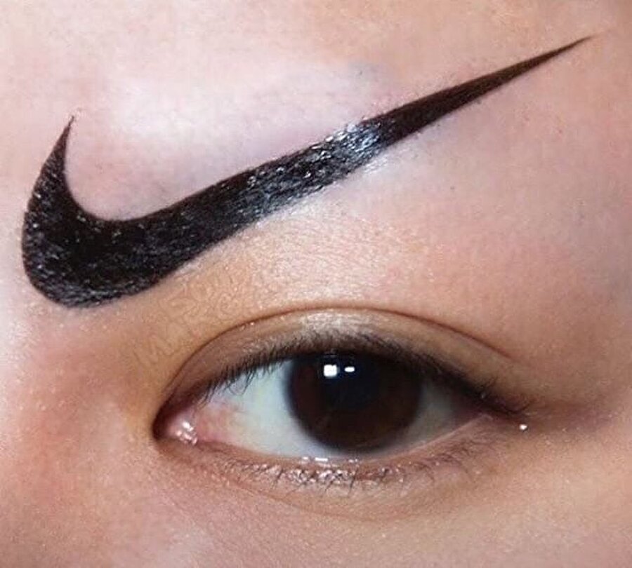 Kaş boyamayı abartan kızlar temsili