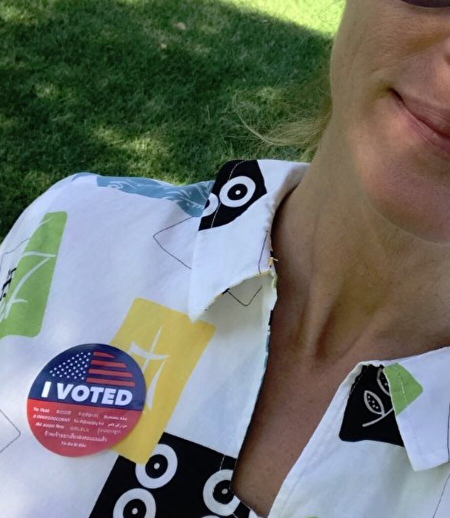 2) Julia Roberts
Oscar ödüllü başarılı oyuncu Julia Roberts, oy kullandıktan sonra yakasına taktığı 'Oy verin' yazılı sticker ile selfie çekti. O görüntüyü sosyal medya hesaplarından paylaştı.