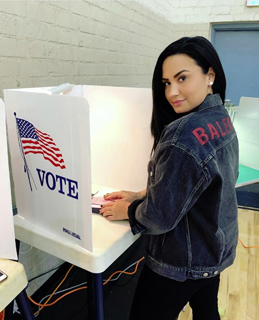 4)Demi Lovato
Demetria Devonne Lovato ya da bilinen sahne adıyla Demi Lovato, oy kullanma işlemini gerçekleştirdiği anların görüntülerini 'Bir oy çok şeyi değiştirebilir' notuyla Instagram hesabından takipçileriyle paylaştı.