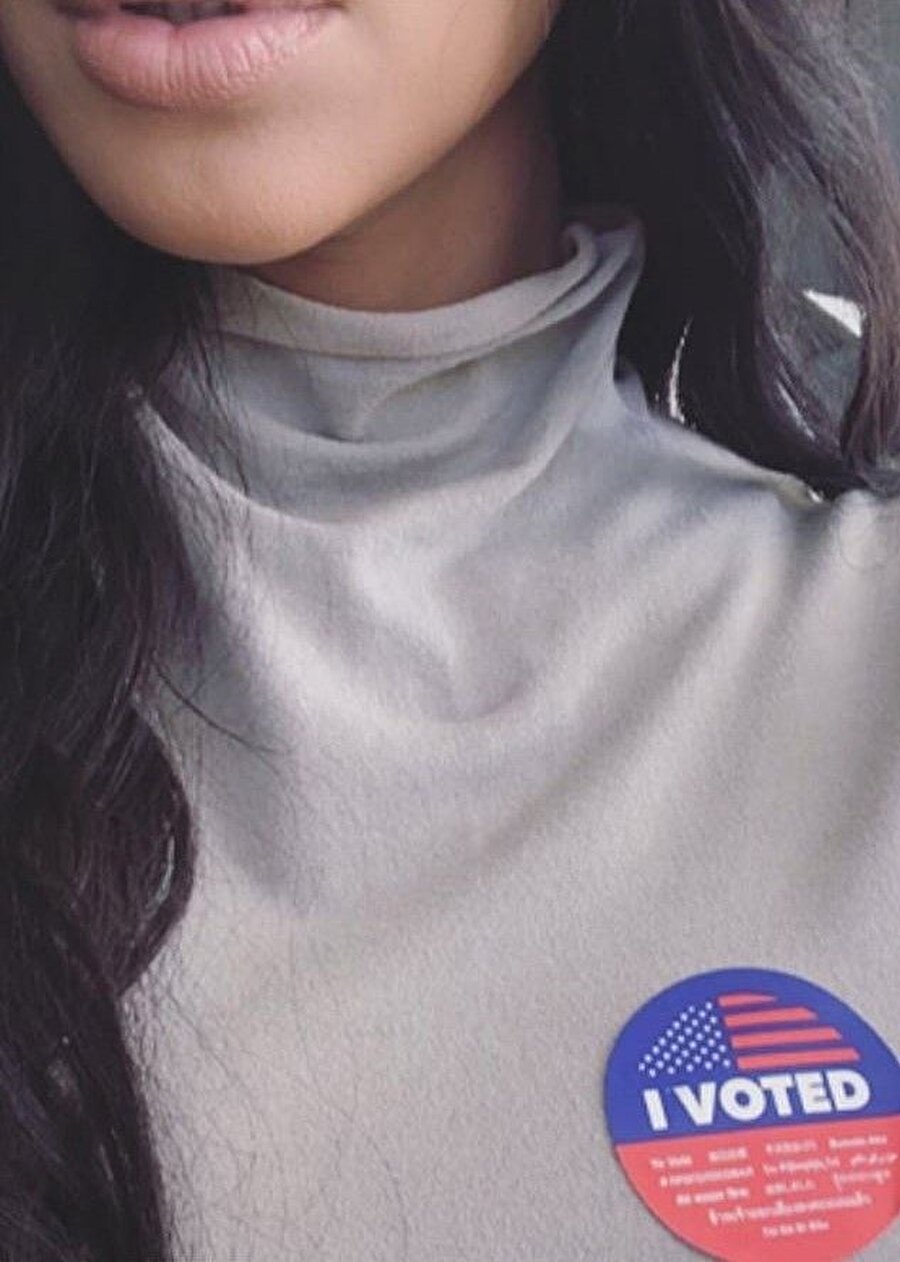 16) Kim Kardashian
38 yaşındaki reality şov yıldızı, yakasına yapıştırdığı “I voted” (Oy verdim) yazılı etiketle çektiği selfie’sini Instagram’daki 120 milyon takipçisiyle paylaştı.