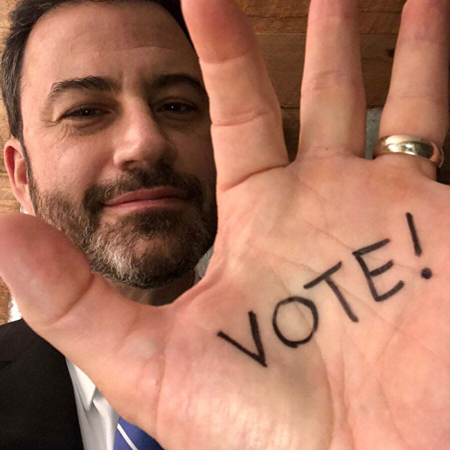 19) Jimmy Kimmel
Amerikan televizyonlarında yaptığı talk-show programlarıyla bilinen şovmen Jimmy Kimmel, avucunun içine yazdığı 'oy kullan' yazılı fotoğrafını paylaştı.