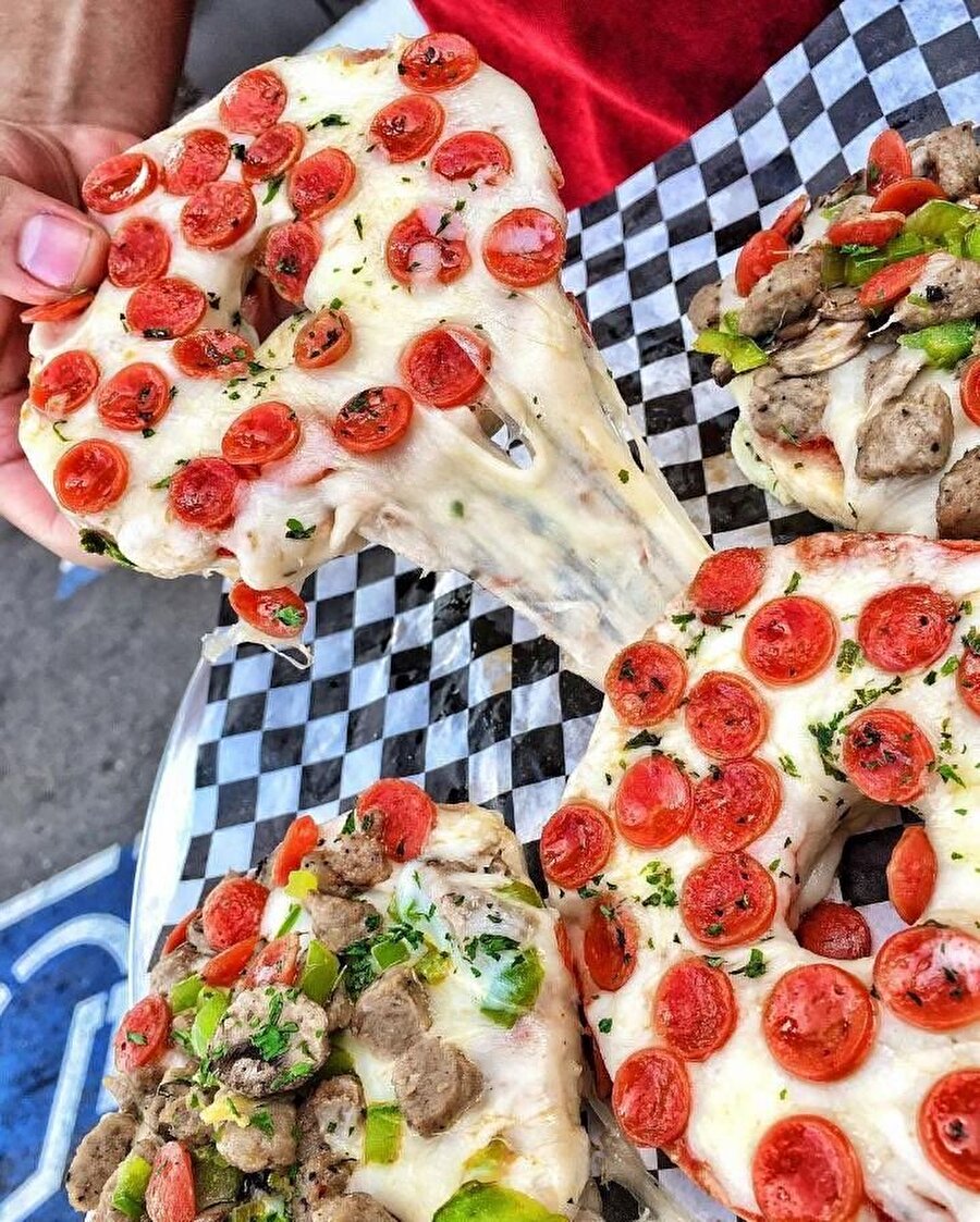 Baget ekmeğinde pizza