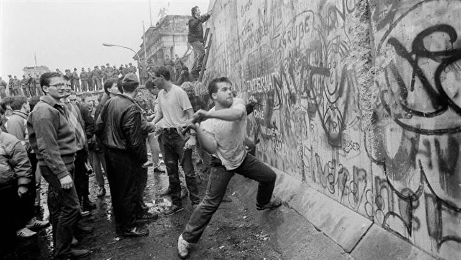 Doğu Almanya kuruldu
Sovyetler Birliği ise kendi yönetim bölgesinde Demokratik Almanya Cumhuriyet'ini (Doğu Almanya - DDR) kurdu. Batı Almanya, ittifak ülkelerinin desteği yanında serbest piyasa ekonomisi ve demokratik yapısıyla gelişti.