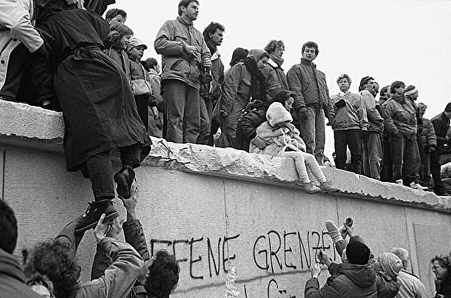 Sınır kapatıldı: 12 Ağustos 1961
1949-1961 yılları arasında özellikle eğitimli ve kalifiye gençlerin de bulunduğu yaklaşık 3 milyon kişi, ekonomisi daha da kötüye giden Doğu Almanya'dan Batı'ya kaçtı. Doğu Almanya yönetimi bu kaçışları engellemek için 12 Ağustos 1961 Cumartesi gecesi Berlin'de gizlilik içinde sınırı kapatma kararı aldı.