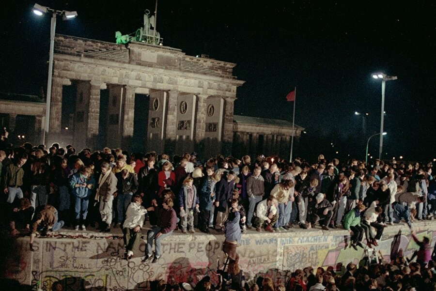 Halk duvarı yıkmaya başladı: 13 Haziran 1990
Schabowski, bir gazetecinin bu düzenlemenin ne zamandan itibaren geçerli olacağını sorması üzerinde "ivedilikle, hemen" yanıtını verdi. Bunun medya üzerinden yayılması üzerine halk sınıra geçiş noktalarına ve duvarın bulunduğu bölgelere akın etti. Aynı gece insanlar duvarın üzerine çıkarak duvarı yıkmaya başladı. Duvarın resmi olarak yıkılmasına ise 13 Haziran 1990'da başlandı.
