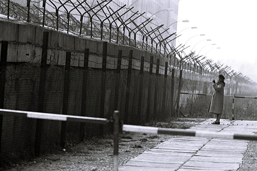 Almanya birleşti
"Utanç duvarının" yıkılışı Soğuk Savaş'ın sona ermesine ve iki Almanya'nın birleşmesine yol açtı. Soğuk Savaşın simgesi olan Berlin duvarına rağmen 28 yıl içinde Doğu Almanya'dan Batı Almanya'ya kaçışlar devam etti. Berlin Duvarı’nın yıkıldığı 9 Kasım 1989'a kadar 5 bin 75 kişi Batı'ya kaçmayı başardı. 186 gözetleme kulesinin bulunduğu duvarı geçerek Batı Almanya'ya kaçmaya çalışan en az 138 kişi ise hayatını kaybetti.