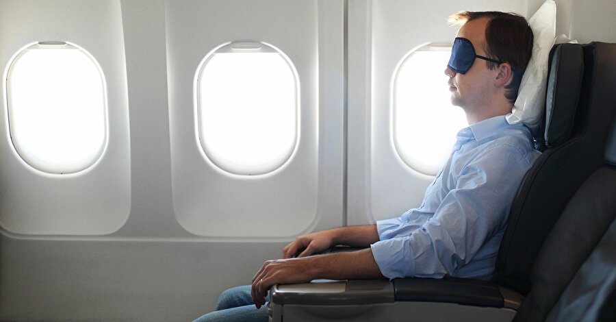 Uyku bandı

                                    
                                    Özellikle uzun uçak yolculuklarında uykunun çok önemli olduğu tartışılmaz. Yolculuk esnasında küçük şekerlemeler yapmanız vücudunuz için oldukça yararlı olacaktır; bu durum hem kaygınızı hem jet lag olma ihtimalinizi azaltır. 
                                
                                