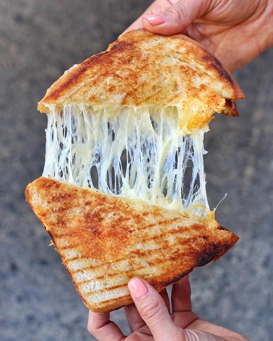 Evden erken çıkanların kahvaltısı bol kaşarlı tost