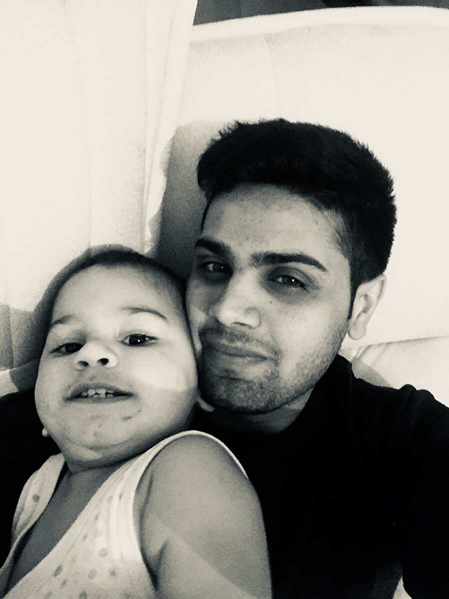 “Annem vefat edince para gönderemedi”
Amerika’da rahat bir hayat sürdüğünü ve 18 yaşına kadar hiç çalışmadığını söyleyen Omar, "Eskiden çok yaramazdım, hayat benim için heyecan doluydu. İnsanlar benim pasaportumu çaldırdığıma inanmadı. Annem bana para gönderirdi ama vefat edince para gönderemedi. Benim de param bitti. Kaldığım otelde çalışan bir kişi bana çalışmam gerektiğini söyleyerek Kumkapı’daki Balıkhane’ye yönlendirdi" dedi.