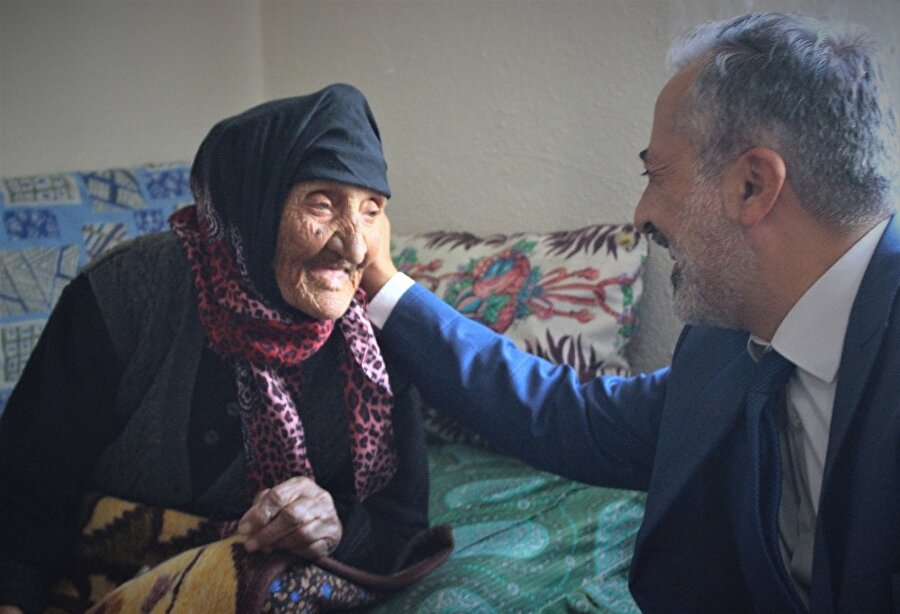 Aile Çalışma ve Sosyal Hizmetler İl Müdürü Erkut Öneş, Fatma nineyle yakından ilgilendi.