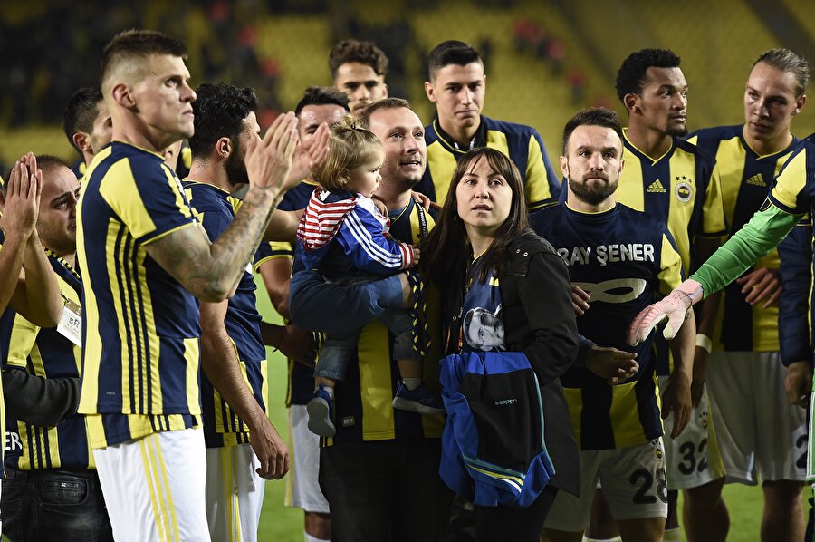 Maç sonunda Fenerbahçeli oyuncular, Galatasaray derbisinde hayatını kaybeden Koray Şener'in ailesi ile statta tur attı.