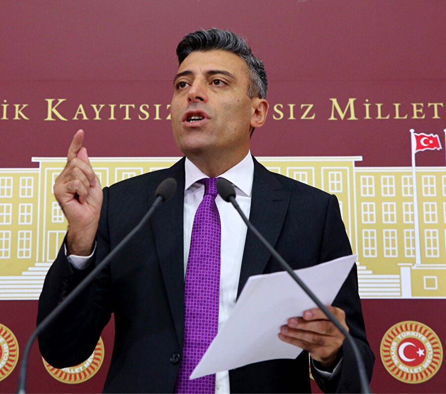 Disipline sevk edildi

                                    CHP Grup Yönetim Kurulu dün olağanüstü toplandı. Toplantıda Erol ve Yılmaz'ın 'kesin çıkarma cezası' ile 'önlemli olarak' cezalandırılması önerisiyle Grup Disiplin Kuruluna sevk edilmesine oy birliğiyle karar verildi. 
  
CHP'de bu sene yapılan tüzük değişikliği kurultayında Genel Başkan Kemal Kılıçdaroğlu, "Ben milletvekili seçildim, istediğim kanala çıkarım, istediğim gibi konuşurum diyenler, izin almadan çıkıyorsa, bu partide yeri yoktur" diyerek vekilleri uyarmıştı. 
                                