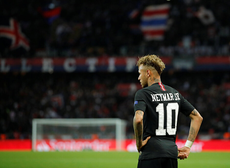 Neymar, Napoli maçında uzaktan rakiplerini ve takım arkadaşlarını izliyor.