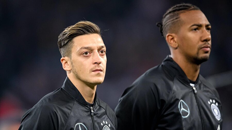 Mesut Özil & Jerome Boateng ikilisi seremonide maçın başlama vuruşunu bekliyor.