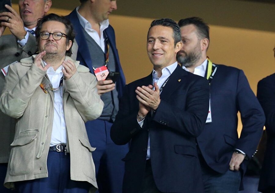 Fenerbahçe Başkanı Ali Koç kurmaylarıyla birlikte izlediği maçta yıldızlaşan Valbuena'yı oyundan çıkarken alkışlıyor.