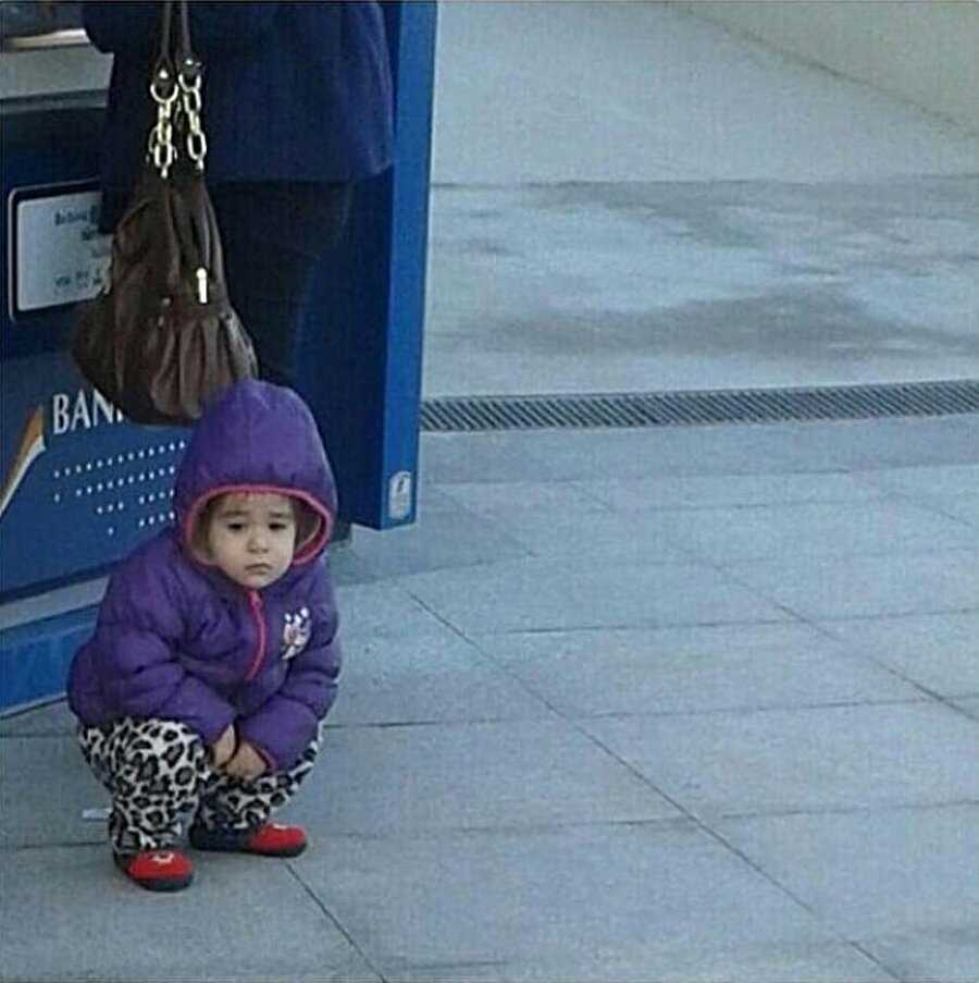 3 yaşındaki çocuktan Sincanlı oturuşu