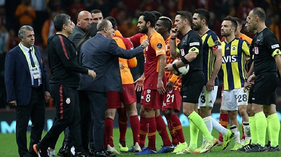 Olaylı derbide Fatih Terim, Fırat Aydınus'a tepki gösterirken.