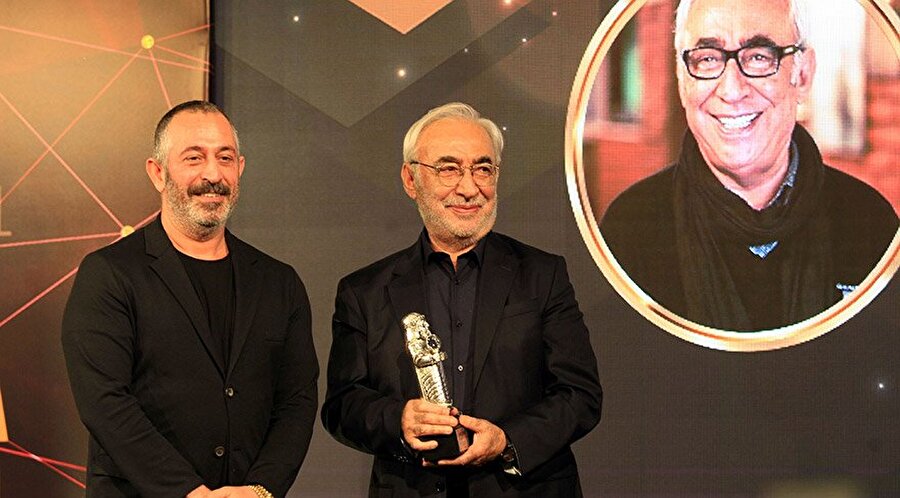 "Biz, ona layık olmaya çalışan çıraklarız"
Şener Şen'e ödülünü veren oyuncu, yapımcı ve komedyen Cem Yılmaz, kendi hayatlarında güzel şeyleri anlatanların değil, onları yapanların usta olduğunu belirtti. Usta oyuncu Şener Şen'in her geçen gün daha güzel işler yaparak kendi çıraklarını zora soktuğunu dile getiren Yılmaz, "Büyük ustayla aynı sahnede olmak çok büyük sorumluluk ve mutluluk. Ona layık olmaya çalışan çırakları olarak nice güzel şeylerde buluşuruz" ifadesini kullandı.