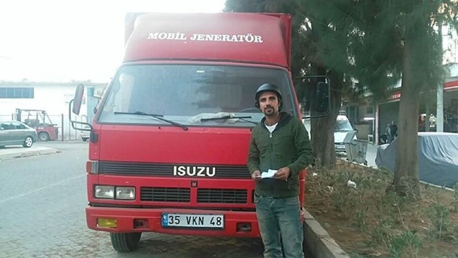 Murat Denli, aldığı cezaya tepki göstermek için aracını kask ile kullanıyor.