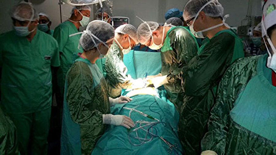 "Büyük bir ekip çalışması sonucunda başarılı bir ameliyat oldu" 

                                    Ankara Üniversitesi Karaciğer Nakli Merkezi Sorumlu Uzmanı ve Genel Cerrahi Ana Bilim Dalı Öğretim Üyesi Prof. Dr. Deniz Balcı, ekip olarak organ bağışı haftasında güzel bir organ naklini gerçekleştirmenin mutluluğunu yaşadıklarını dile getirdi.


Beyin ölümü gerçekleşen bir hastanın organlarının bağışlanmasıyla karaciğerinin alındığını ifade eden Balcı, karaciğerin ikiye bölünmesi ve iki ayrı alıcıda hayat bulması yönünde ekip olarak bir karar aldıklarını aktardı.


Prof. Dr. Balcı, nakil için alıcı adayı hastaları çağırdıklarını ve hazırlıklara başladıklarını ifade ederek şunları söyledi:"Organ bağışı yapan vericiyi ameliyata aldık. Ameliyatta karaciğerini ikiye böldük. Sağ tarafı ve sol tarafını iki ayrı organ nakli olmayı bekleyen iki hastamıza naklettik. Uzun ve zor bir ameliyat oldu. Büyük bir ekip çalışması sonucunda başarılı bir ameliyat oldu." 
                                