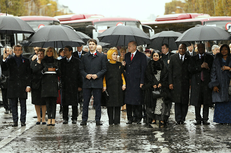 Cumhurbaşkanı Recep Tayyip Erdoğan'ın da aralarında bulunduğu devlet, hükümet ve uluslararası kuruluşların başkanları, Zafer Takı'nda "Başkanlar Tribünü"ndeki yerlerini alarak anma törenine katıldı.