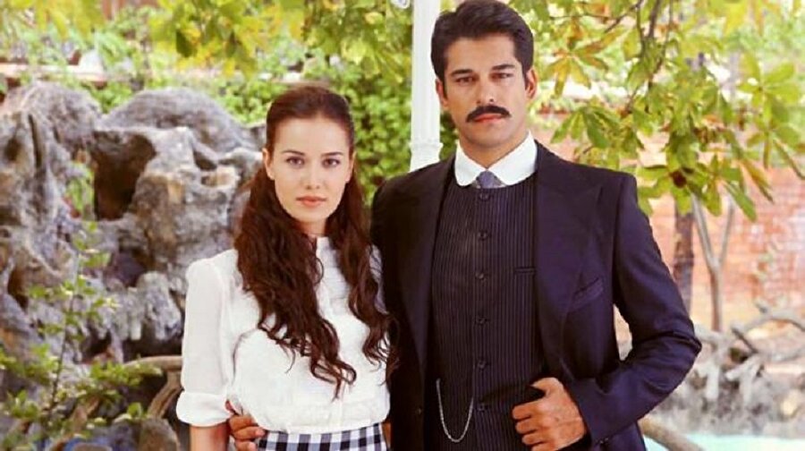 Fahriye Evcen ve Burak Özçivit, Çalıkuşu romanın aynı adlı dizi uyarlamasının çekimlerinde tanışmış ve birlikteliklerini evlilik ile taçlandırmışlardı.