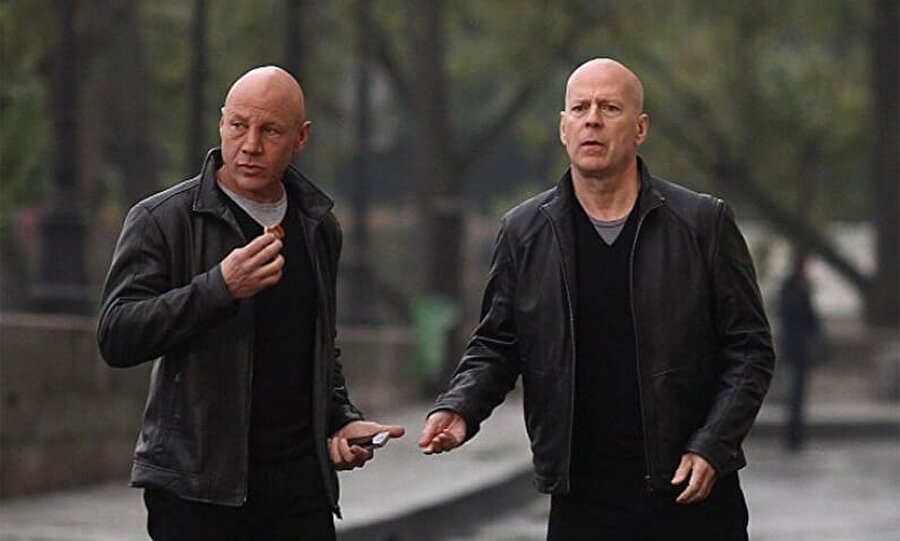 5) Bruce Willis & Stuart F. Wilson, Red 2

                                    
                                    
                                
                                