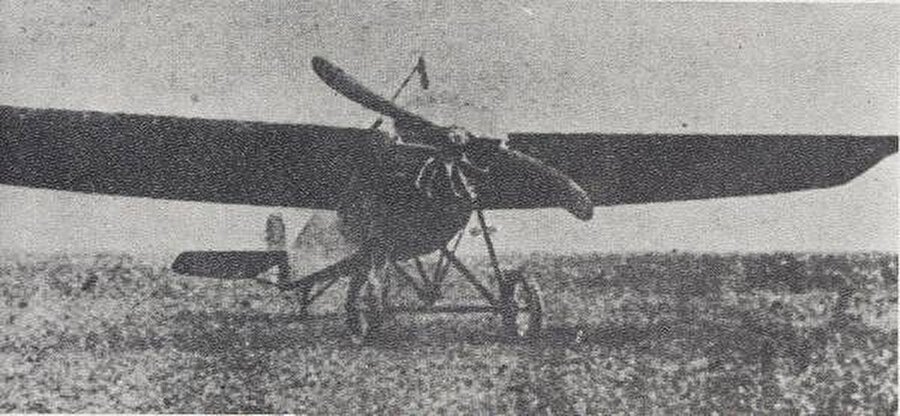2. PONNIER

                                    
                                    
                                    
                                    Türk Hava Kuvvetleri’nde tek örneği olan bu uçak bir Türk hayranının hediyesidir. Alfred Durand isimli Fransız gazeteci, Fethi Bey’in İstanbul-İskenderiye seferini yaparken şehit olması üzerine bir adet Ponnier D-III satın almış ve Türk Hava Kuvvetleri’ne hediye etmiştir. 1914 Mayıs’ında İstanbul’a getirilen uçak 1915’e kadar hizmette kalmıştır.
                                
                                
                                
                                