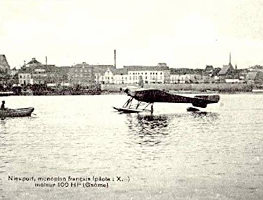 3. NIEUPORT HYRAVION

                                    
                                    
                                    
                                    İlk uçuşunu 1913’de yapmıştır. 1914 Temmuz ayında Fransız pilot Levavassuer tarafından gösteri uçuşları yapmak üzere İstanbul’a getirilen uçak satın alınarak silahlı kuvvetlerimize katılmıştır. Her birinden birer adet olmak üzere bir kişilik ve iki kişilik modelleri vardır. İki kişilik olanına “Mahmut Şevket paşa” adı verilmiştir. 1916’ya kadar hizmette kalmıştır.
                                
                                
                                
                                