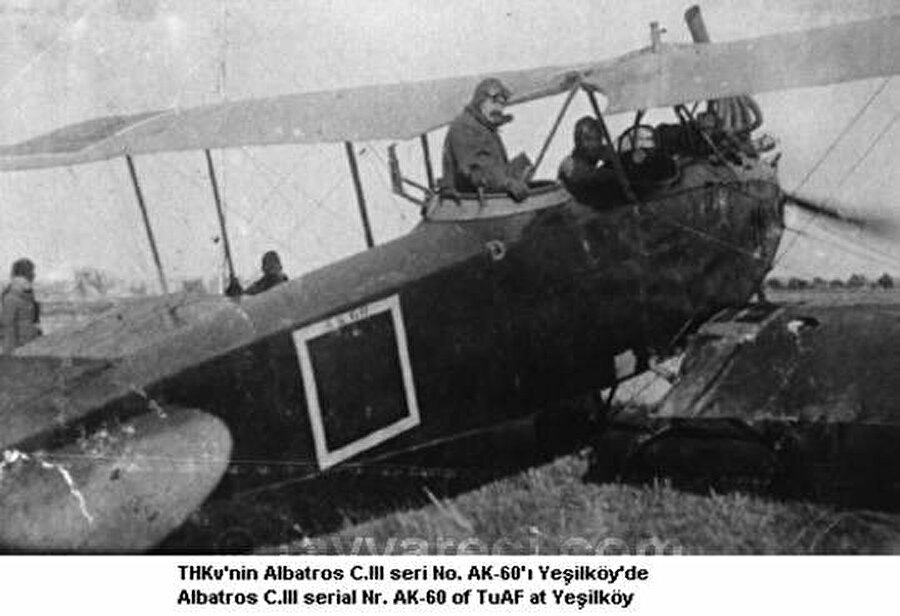 6. ALBATROS  C III

                                    
                                    
                                    
                                    Alman Albatros Werke GmbH tarafından tasarlanmış, Albatros ve Bayerische Flugzeugwerke-München firmaları tarafından üretilmiştir. 1915’de üretimine başlanan C-1 modelinin geliştirilmiş biri modelidir.  1916’den itibaren öncephede görev almaya başlamıştır. Aynı yıl Osmanlı Ordusu’nda da göreve girmiştir. C-3 modelinden toplam 66 adet silahlı kuvvetlerimizde yer almış, 1922 yılına kadar kullanılmıştır. İstiklal Savaşı’mızda görev yapmış uçaklardandır.
                                
                                
                                
                                