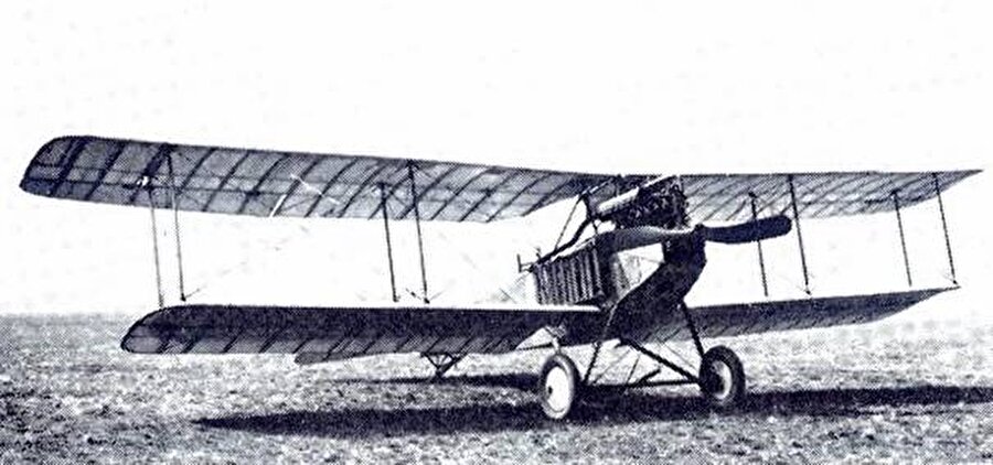 5. ALBATROS  C-1  C-2

                                    
                                    
                                    
                                    Alman Albatros Werke GmbH tarafından tasarlanmış, Albatros ve Bayerische Flugzeugwerke-München firmaları tarafından üretilmiştir. 1914’de üretimine başlanan uçak 1915’den itibaren öncephede görev almaya başlamıştır. Aynı yıl Osmanlı Ordusu’nda görev almaya başlamıştır. C-I modelinden  7 adet gönderilmiş, bunu 1916 yılında 8 adet C-II(*) modeli takip etmiştir. Bu uçaklar 1922 yılına kadar kullanılmış, İstiklal Savaşı’mızda da görev yapmış uçaklardandır.
                                
                                
                                
                                