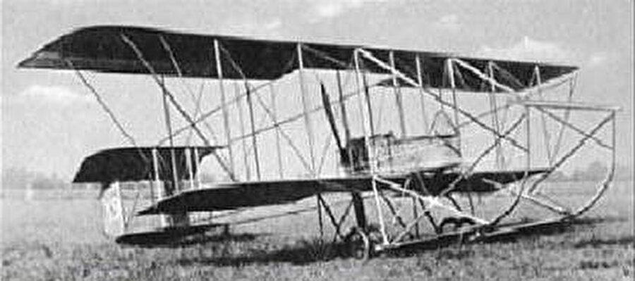 7. MAURİCE FARMAN MF 7

                                    
                                    
                                    
                                    MF-7 Fransız Societe Henri et Maurice Farman firmasının 1913 yapımı keşif uçağıdır. Aynı uçak lisans altında İngiltere’de de üretilmiştir. 1. Dünya Savaşı’nın ilk yıllarında görev yapmış ancak ilerleyen havacılık teknolojisinin gerisinde kalınca geri çekilmiştir. Osmanlı silahlı kuvvetlerindeki iki örnek de düşmandan ele geçirilmiştir. İlk uçak 14 Kasım 1915’de topçu ateşi neticesi inişe zorlanmıştır. Diğeri ise 9 Mayıs 1916’da hava muharebesi neticesi ele geçirilmiştir. Her iki uçak ta İngiliz silahlı kuvvetlerine aitti ve İngiliz yapımıydı.
                                
                                
                                
                                