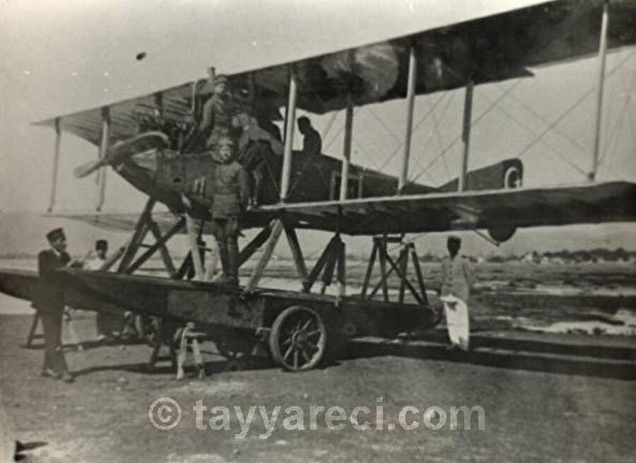 10. GOTHA WD  13

                                    
                                    
                                    
                                    LD tipi uçaklardan sonra Alman Gothaer Waggonfabrik AG 1.Dünya Savaşı’nın ilk yıllarında “WD” olarak adlandırılacak yeni bir seriye başladı. Bu serinin ilk modeli iki kişilik, çift kanatlı, ahşap gövdeli bir uçaktı. Bu uçak 100HP’lik Gnome döner motoru ile tahrik edilmekteydi.Bu uçak Alman silahlı kuvvetleri tarafından beğenildi ve kullanılmaya başlandı. Bunu takip eden model ise WD-2 modeliydi. Bir önceki modele benzemekle beraber ölçülerde bazı değişiklikler içermekteydi. Daha güçlü bir motor olan 150HP’lik Mercedes Bz.III sıra motor ile donatılmıştı. Bu model Alman ve Türk silahlı kuvvetleri için üretildi. Silahsız bir keşif ve eğitim uçağı olan ilk modelden bir diğer farklılığı da ihraç modelinde arka kokpite monte edilmiş bir makinalı tüfekti. Bu modelleri sırasıyla WD.3, WD.5 ve WD.9 takip etti. WD-9’un geliştirilmiş bir modeli olan WD.12 Alman ve Türk silahlı kuvvetleri için üretildi. Bu modeli WD.13 takip etti. WD-13’lerden Türkiye'ye yalnız 1917 Mart ayında 2 adet gelmiştir.
                                
                                
                                
                                