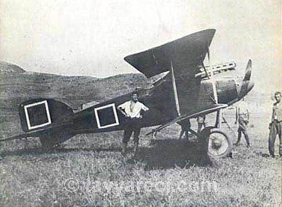 13. ALBATROS D II
1916 senesinde Albatros’un yeni modeli olan D-I sahneye çıktı. Bu uçak Müttefikler’in elindeki Nieuport ve DH-2’lerden hava üstünlüğünü alan Fokker E-3’lerin bir devamı gibiydi. 1916 Sonbaharı’ndan itibaren “Jasta”larda görev almaya başladılar. Eskimiş olan Halberstadt D-II ve D-III’lerin, Fokker D-II ve D-III’lerin yerlerini almaya başladılar. Ancak Albatros D-I modelleri aşırı kanat yükü nedeniyle rakipleri kadar bir manevra yeteneğine sahip değildi. Bu modeli D-II takip etti. 1916 ve 1917’de D-II ve D-III’ler çift makinalı tüfekleri ile göklerin hakimi olmuşlardı. Albatros D-II’ler 1917 Temmuz’undan itibaren Osmanlı Silahlı Kuvvetleri’nde hizmete girmeye başladılar. Ancak D-III modelinin çıkmasıyla teslimat 3 adet ile sınırlandırıldı ve bunu 1918 Mart’ından itibaren D-III modelleri takip etti.
