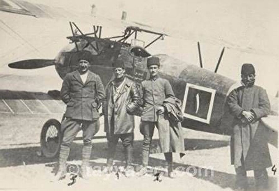 14. ALBATROS  D III

                                    
                                    
                                    
                                    Albatros D-I ve D-II modelleri servise girdikleri yıllarda Müttefik uçaklarından üstün olduklarını ispatlamışlardı. Ocak 1917’de daha gelişmiş üçüncü bir model cepheye sevk edildi. Bu model D-III’dü. İlk sevkiyatlar Baron Manfred von Richthofen’in komuta ettiği Jasta 11’e  yapıldı. 24 Ocak 1917’de Richthofen bie F.E 2B’ye saldırırken uçağının alt kanadında tehlikeli bir çatlak meydana geldi. Uçağı indirebilmesine rağmen Albatros tasarımlarına güveni sarsıldı ve bir süre Halberstadt D-II ile uçtu. Aynı gün Jasta Boelcke’nin iki pilotu da benzeri arıza nedeniyle hayatlarını kaybettiler. Ancak bu aksaklık diğer modellerde giderildi. 

Albatros D-III’ler Mart 1918’den itibaren Türk Silahlı Kuvvetleri’ne katılmaya başladılar. Mart-Ekim 1918 tarihleri arasında 10 adedi motorsuz olmak üzere toplam 29 adet D-III katılmıştır. Albatros D-III’ler 1922 yılına kadar görevde kalmış, İstiklal Şavaşı’nda da görev almışlardır.
                                
                                
                                
                                