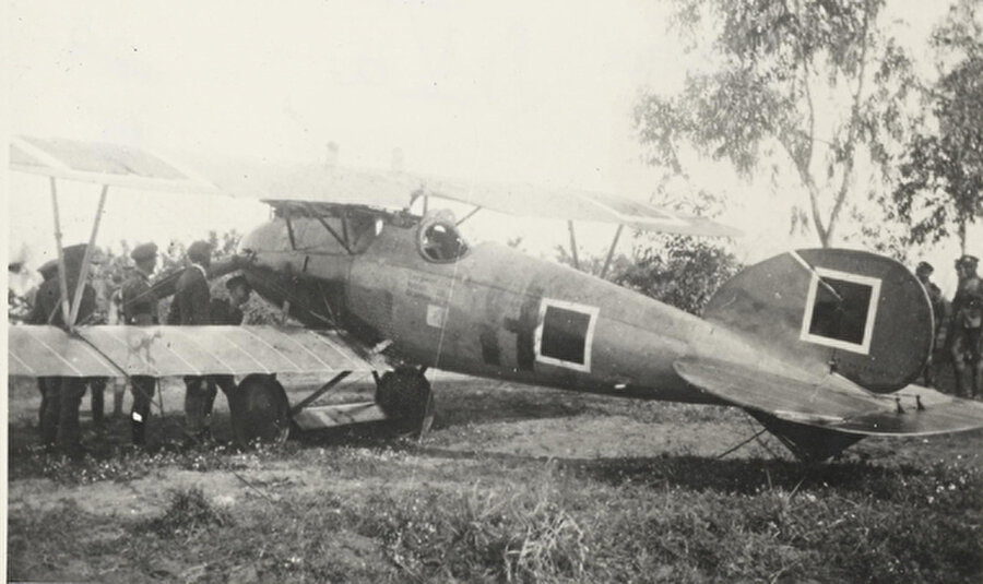 15. ALBATROS  D V

                                    
                                    
                                    
                                    Albatros D-V, Albatros Flugzeugwerke GmbH’ın 1. Dünya Savaşı’nda ürettiği “D” modellerinin devamıdır. Bu model THvKv’nin 1984’de yayınladığı kitapta ve bazı havacılık sitelerimizde “D-IV” olarak belirtilmektedir. Halbuki D-IV hiçbir zaman seri üretime girmemiş bir modeldir. Geliştirilmiş Mercedes motorunu denemek için üretilmiş bir prototiptir. Gövde olarak D-V aynen uygulanmıştır; kanatlar ise D-II’ye benzemektedir. Başlangıçta 3 adet sipariş edilen bu uçaktan yalnız bir adet üretilmiştir. 
Yukarıda fotoğrafta görülen de bir D-V’dir. Bu uçakların 1922’de görev dışı kaldığı aynı kaynak tarafından belirtilirken yukarıdaki fotoğrafın “Şapka Devrimi”nden sonra (1926 sonrası) çekildiği anlaşılmaktadır. D-5’lerden yalnız iki adet 1.Dünya savaşı sonlarına doğru Türk Silahlı Kuvvetleri’ne teslim edilmiştir.
                                
                                
                                
                                