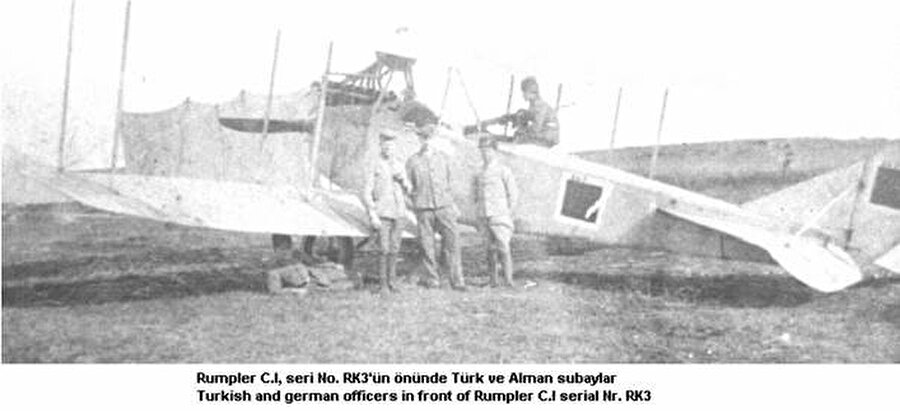 16. RUMPLER  C-1

                                    
                                    
                                    
                                    Rumpler Flugzeug-Werke tarafından 1915 yılında sunulmaya başlanan C serisi silah donanımlı iki kişilik uçakların en başarılısı C.1 modelidir. Başlangıçta yanlız gözlemci için bir Parabellum MG’si olan uçağa sonraları pilot için Spandau makinalı eklenmiştir. 1916 Ekim’inden itibaren 250 civarında C.I ve C.Ia hizmete girmiş bulunuyordu. Genel maksat uçağı olarak kullanıldılar. 1917 yılında Müttefik uçakları üstünlük sağladığında da Selanik, Makedonya, Filistin gibi cephelere sevk edildiler. 1918 yılının sonuna kadar Almanya’da eğitim amaçlı da kullanıldılar. 1918 yılında, Bayerische Rumpler-Werke tarafından çift kumandalı bir modeli de üretildi. 150 HP Mercedes motor ile tahrikli bu uçağın arka kokpitinde makinalı ringi bulunmuyordu.1917 İlkbaharı’nda 8 adet yeni C.I Şam’a nakledildiler. Bu uçaklar Gazze Savaşları’nda çok önemli rol oynadılar. Bütün düşman birliklerinin harekatları izleniyor ve ordu kurmay başkanlığına rapor ediliyordu.


Yukarıdaki 8 adet te dahil olmak üzere toplam 10 adet C.I Osmanlı Silahlı Kuvvetleri’nde savaş sonuna kadar kullanılmıştır

 
                                
                                
                                
                                