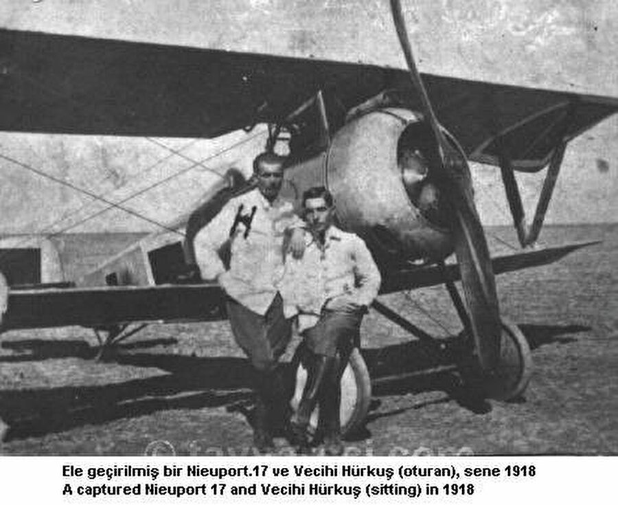 19. NIEUPORT 17

                                    
                                    
                                    
                                    Nieuport 17  1.Dünya Savaşı’nın en başarılı av uçaklarından biridir ve diğer birçok uçaktan daha uzun bir ömüre sahip olmuştur. İmalatçısı 1910 yılında Fransa’da Edouard de Nieuport tarafından kurulan Societe Anonyme des Etablissements Nieuport firmasıdır. Nieuport 17, Nieuport 11 ve 16’nın birleşiminden oluşmaktadır. Motoru 110Hp gücündeki döner LeRhone’dur. Diğer bir modeline de 130HP’lik Clerget döner motor takılmıştır. Bu model Nieuport 17bis olarak bilinmektedir. Orijinal uçak üst kanada monte edilmiş ve pervane yayına teğet ateş eden bir Lewis makinalıya sahiptir. Bu silahı tektrar doldurmak için pilot lövyeyi bacakları arasına sıkıştırarak ayağa kalkmak 47 mermilik makarayı değiştirmek zorundaydı. Daha sonraki 17’lerde pilotun ön tarafına yerleştirilmiş senkronizasyon donanımlı bir Vickers makinalı bulunmaktaydı. Makara yerine şerit doldurma tertibatı olan bu silah pervane kanatları arasından ateş ediyor, pilota daha iyi nişan alma olanağı sağlıyordu. Nieuport 17’ler ilk olarak 1916 yılının başlarında Batı Cephesi’nde görülmeye başladılar. Rusya, Britanya, Belçika, İtalya ve Yunanistan tarafından da kullanılan bu uçak 1917 sonlarında demode olunca SPAD VII ile değiştirildiler. Osmanlı silahlı kuvvetleri elindeki 2 örnek  İstanbul Boğazı dışında bir Rus şatının üzerinde yakalanmıştır. Bunun haricinde 3 adet Yunan Nieuport 17’si, 9 Eylül 1922’de İzmir’in kurtarılmasını takiben Seydiköy’de Milli Kuvvetler tarafından ele geçirilmiştir.
                                
                                
                                
                                
