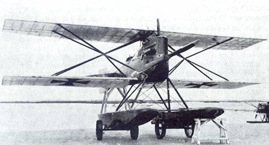 20. HANSA BRANDENBURG  KDW

                                    
                                    
                                    
                                    Hansa und Brandenburgische Flugzeugwerke GmbH firmasında, 1916 senesinde Ernst Heinkel Avusturya Ordusu için tek kişilik avcı uçağı projelendirdi. Brandenburg KD olarak isimlendirilen bu uçak Avusturya’daki Phonix ve Ufag firmaları tarafından lisans altında üretildi. Bu aralar denizde konuşlandırılmış av uçağı talebi gelince  aynı firma KD modelinin deniz tipi olan KDW modelini geliştirdi. Ancak bu uçak uçurulması son derece zor olan, düzeysel stabilitesi çok düşük bir uçaktı. Prototipe ve ilk üretim modellerine 150HP’lik Mercedes motor takıldı. Ancak sonraki modellerde 160 Hp gücündeki Maybach tercih edildi. 
İlk üretim modellerinde bir adet Spandau makinalı tüfek bulunmasına mukabil son 20 uçağa iki adet Spandau takıldı. Toplam üretilen KDW modeli sayısı 582dir.  Osmanlı Ordusu’nda yalnız bir adet KDW görev almıştır ve bu uçak deniz keşif görevlerinde kullanılmıştır. Sabit silah donanımı olmayan Mercedes motorlu bu uçağın katılım tarihi 1918’dir.
                                
                                
                                
                                