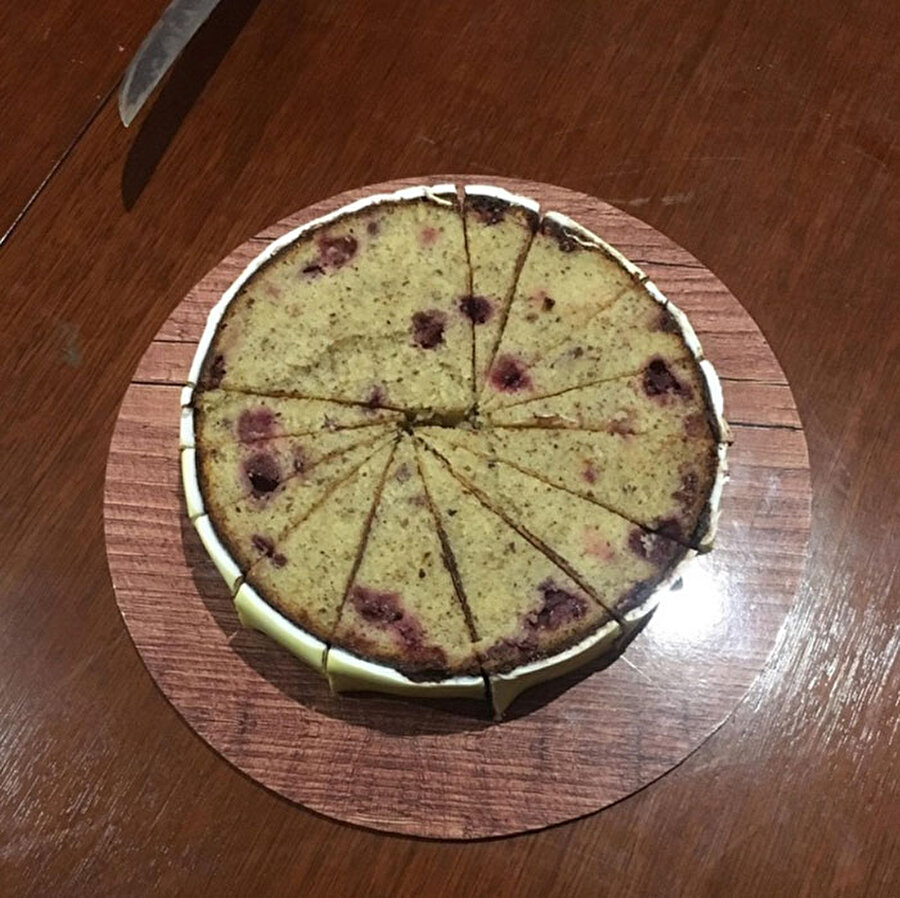 En küçük dilimi kesin ailenin annesi yiyecek