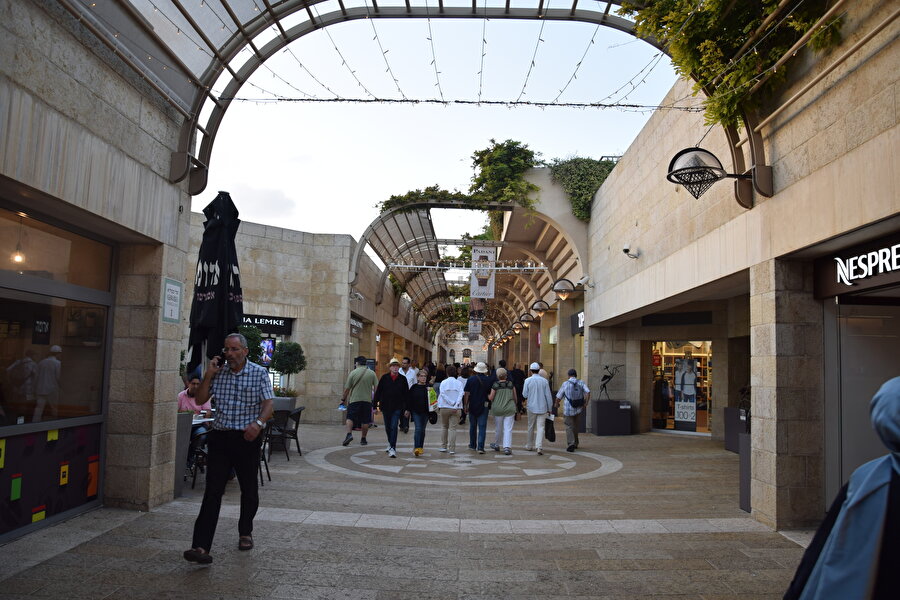 Mamilla Çarşısı'nın günümüzdeki manzarası, herhangi bir Batı kentindeki lüks çarşılardan farksız.